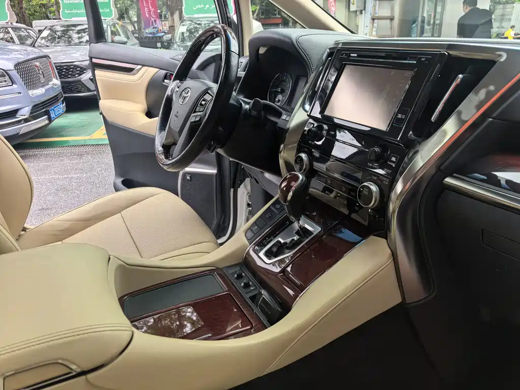 Toyota Alphard 2017 — фото 20