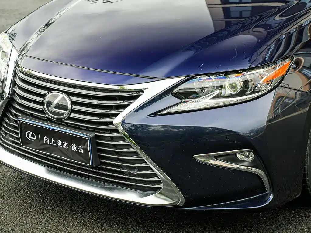 Lexus ES 2018 — фото 10