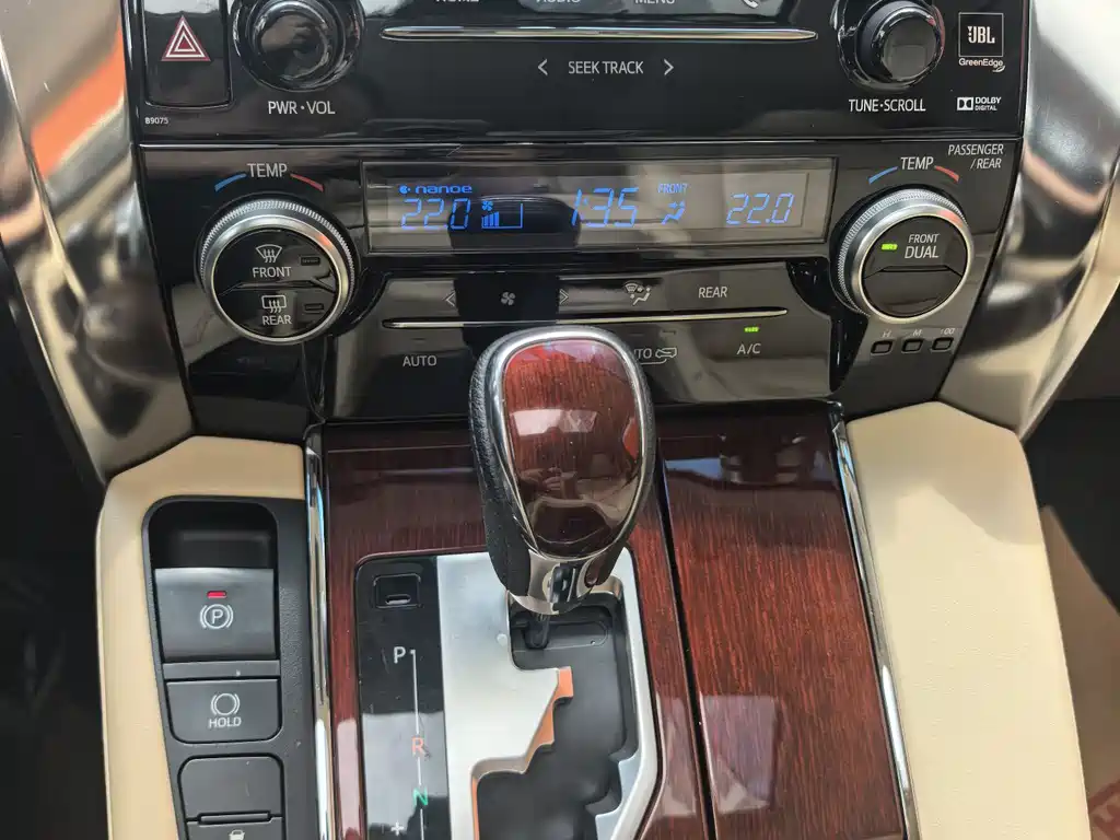 Toyota Alphard 2017 — фото 30