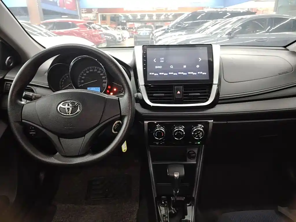 Toyota Yaris L 2017 — фото 10