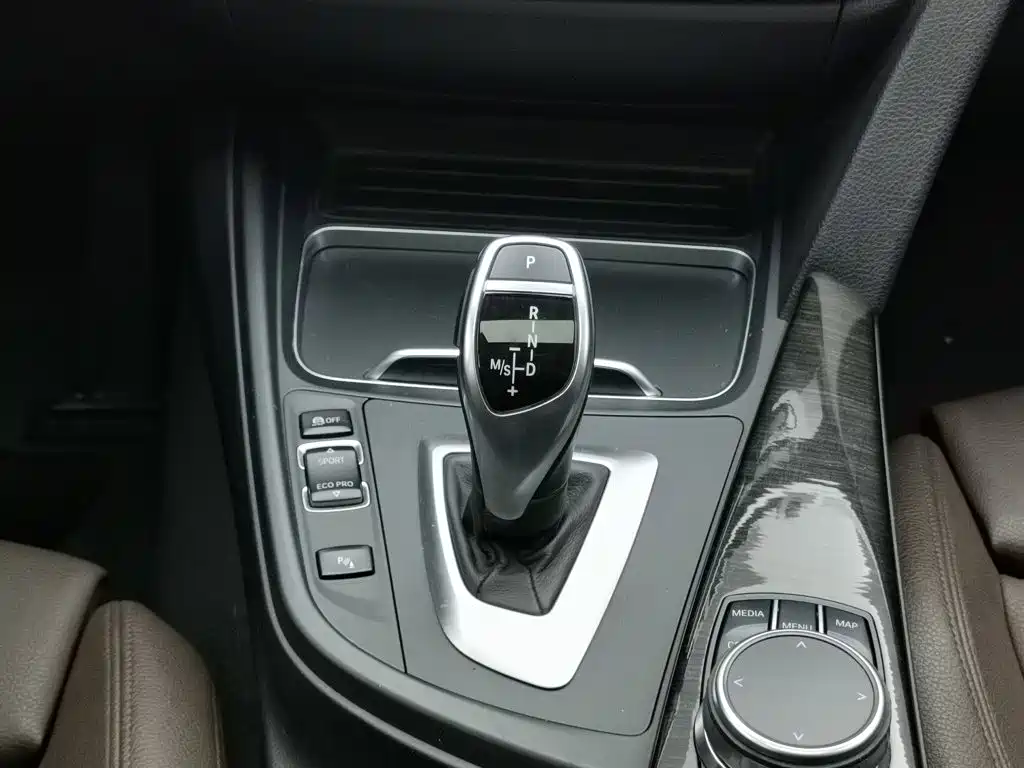 BMW 3 Series 2018 — фото 13