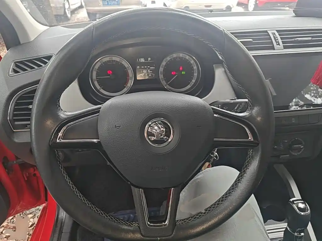 Skoda Fabia 2017 — фото 11