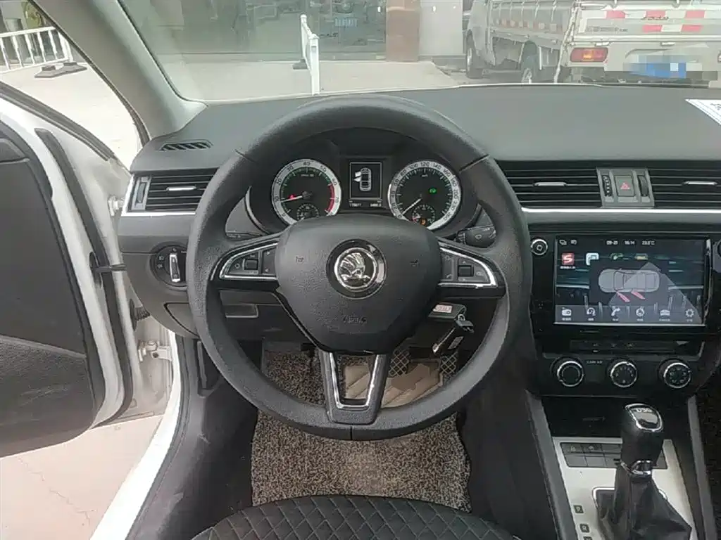 Skoda Octavia 2018 — фото 11
