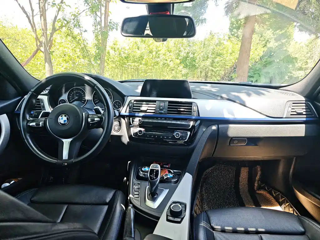 BMW 3 Series 2019 — фото 10