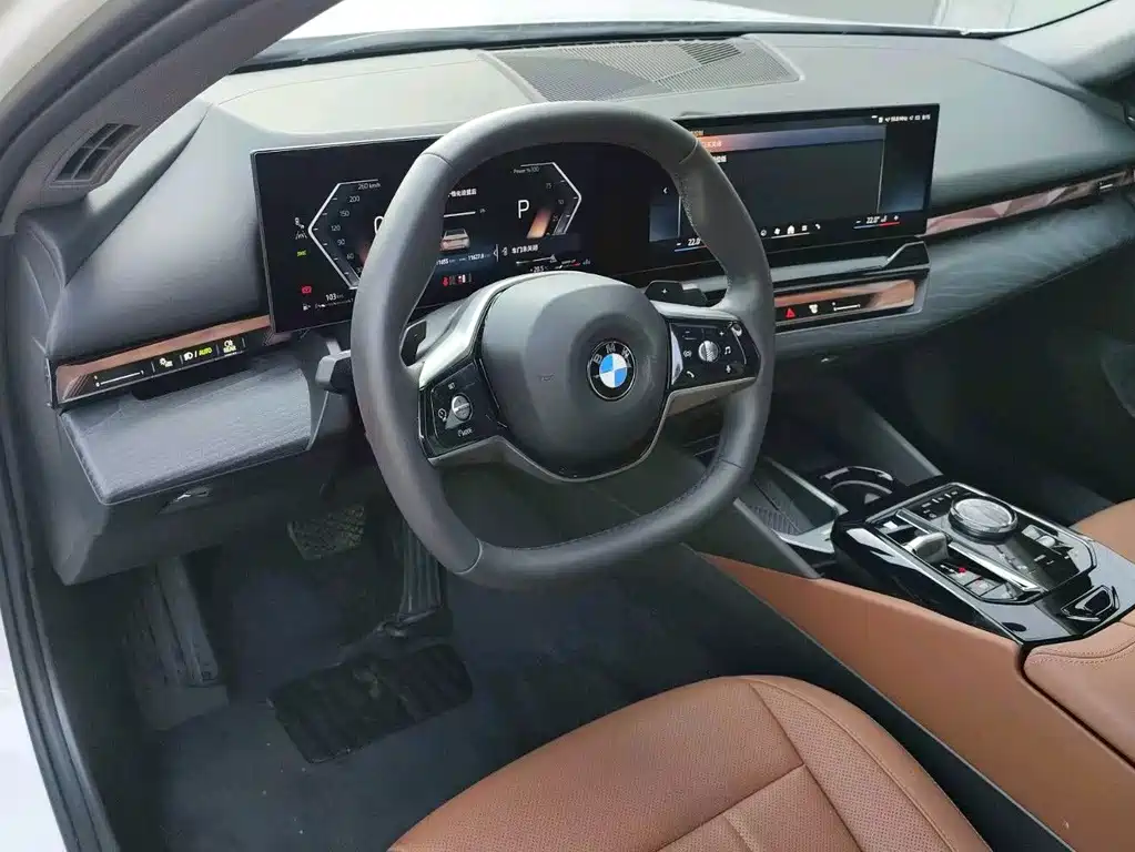 BMW 5 Series 2025 — фото 9