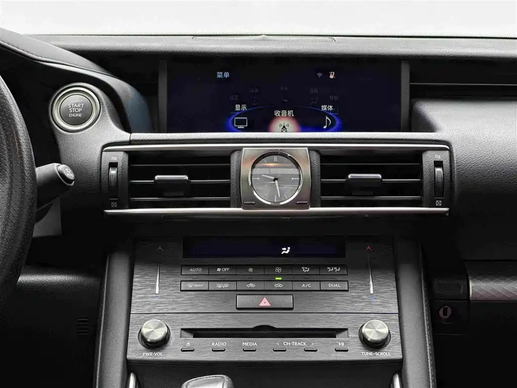 Lexus IS 2019 — фото 10