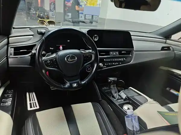Lexus ES 2022