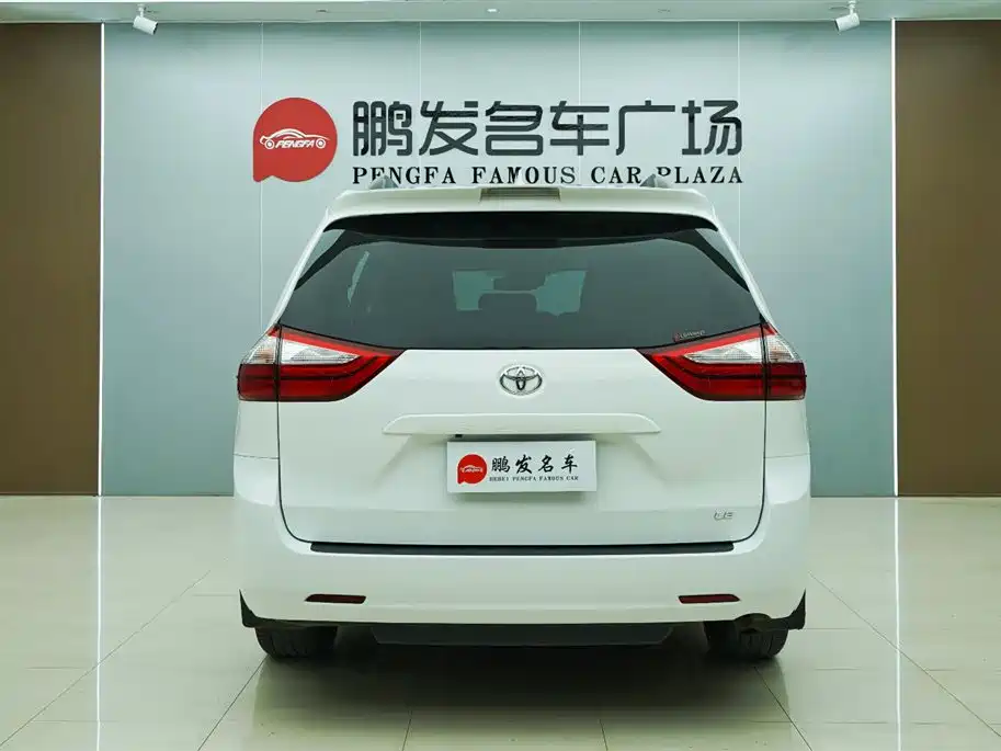 Toyota Sienna 2018 — фото 19