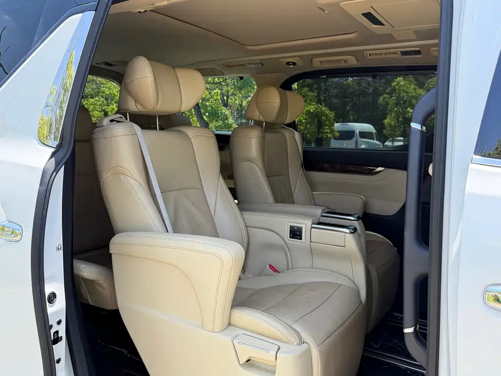 Toyota Alphard 2023 — фото 16