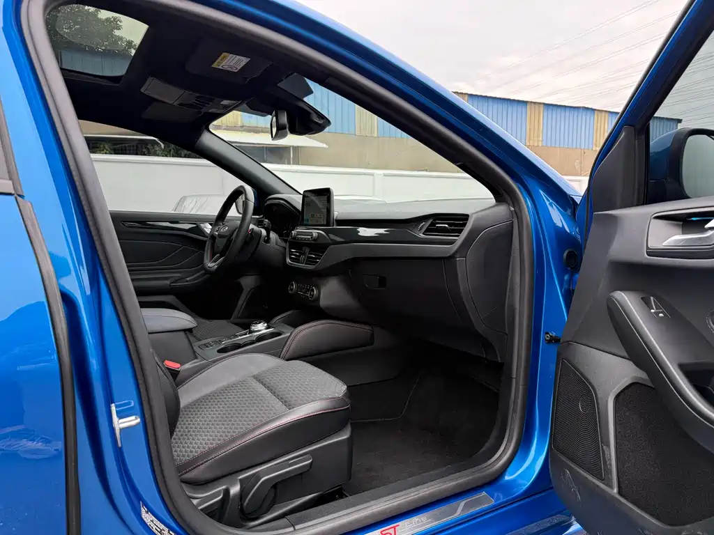 Ford Focus 2019 — фото 14