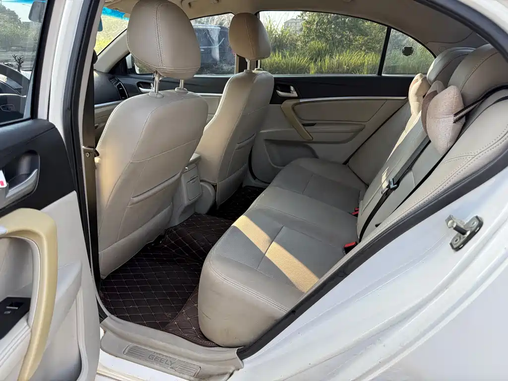 Geely Emgrand 2015 — фото 10