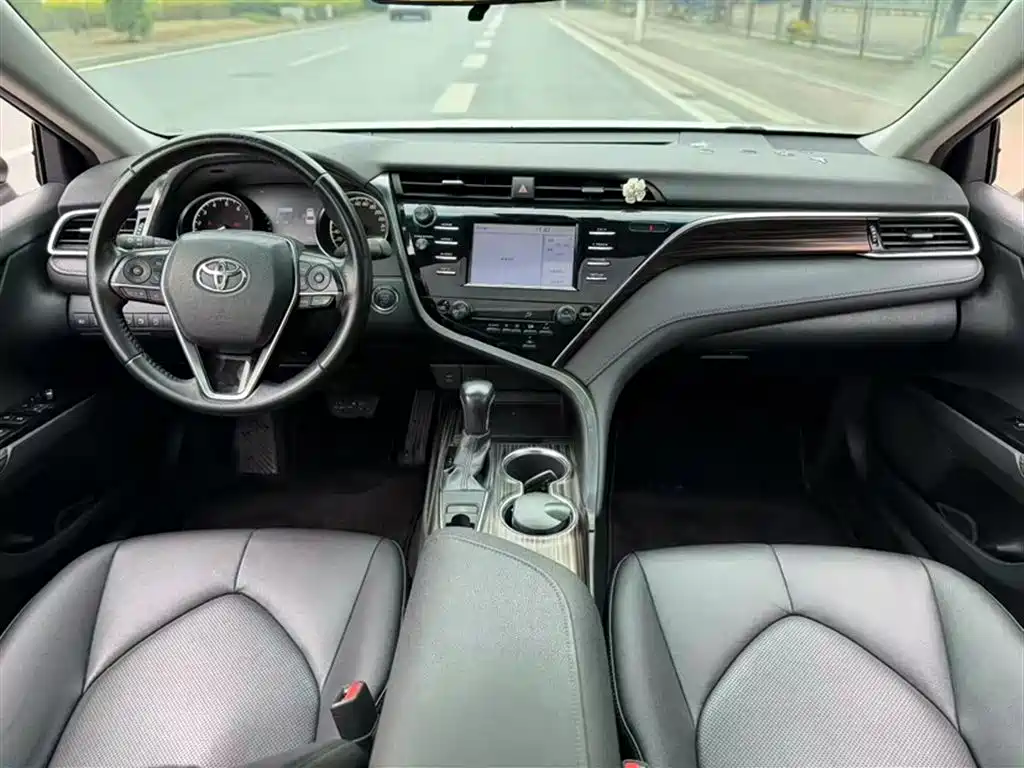 Toyota Camry 2019 — фото 14