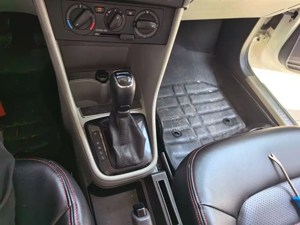 Skoda Rapid 2015 — фото 14