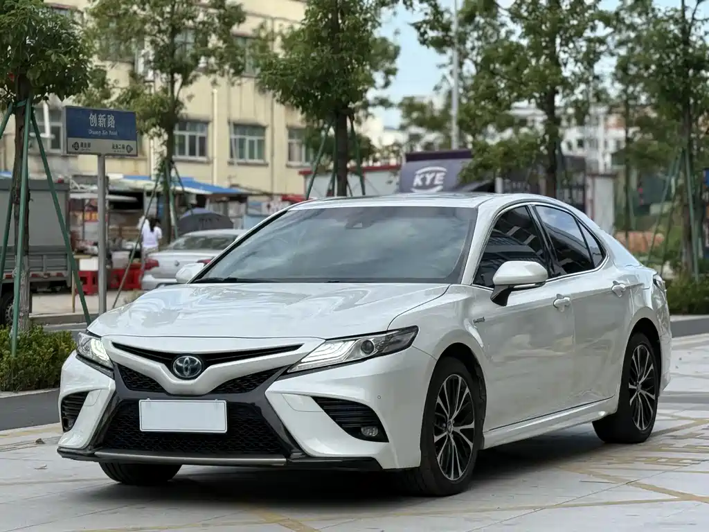 Toyota Camry 2019 — фото 2