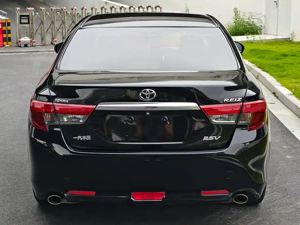 Toyota Reiz 2015 — фото 9