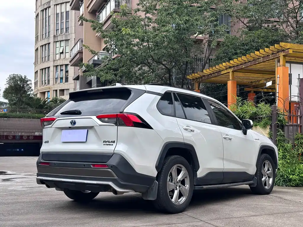 Toyota RAV4 2021 — фото 18