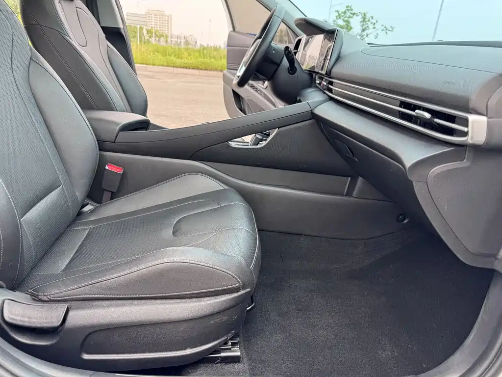 Hyundai Elantra 2023 — фото 17