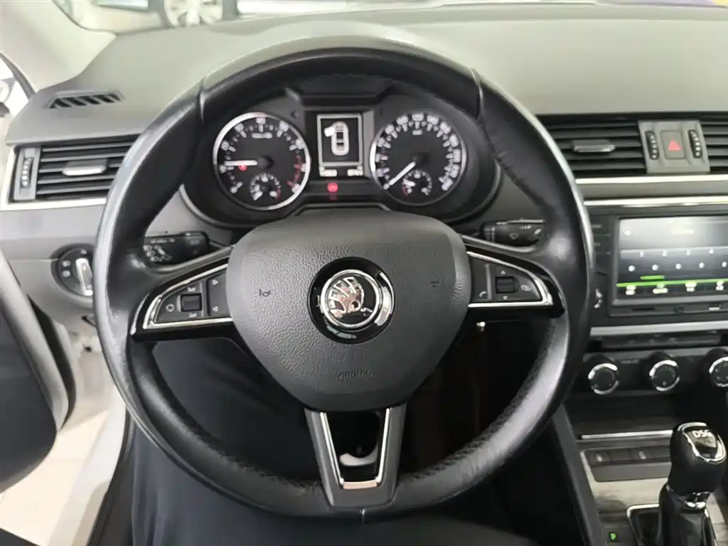 Skoda Octavia 2017 — фото 11