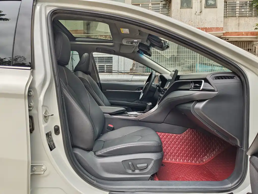 Toyota Camry 2021 — фото 10
