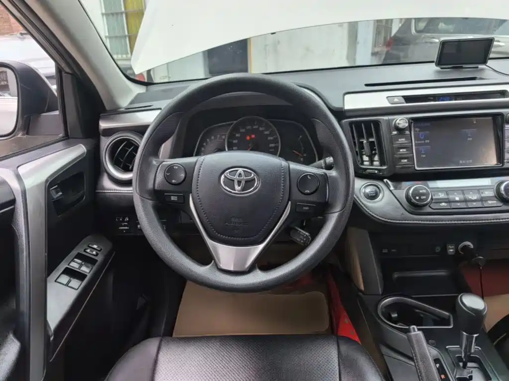 Toyota RAV4 2018 — фото 11