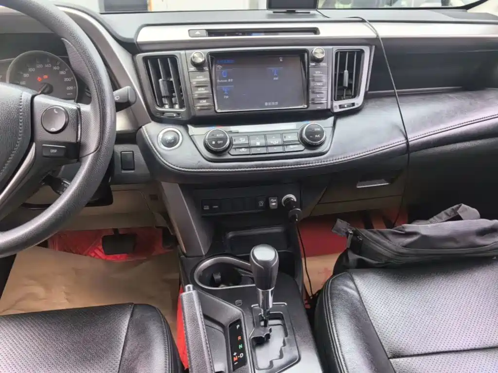 Toyota RAV4 2018 — фото 13