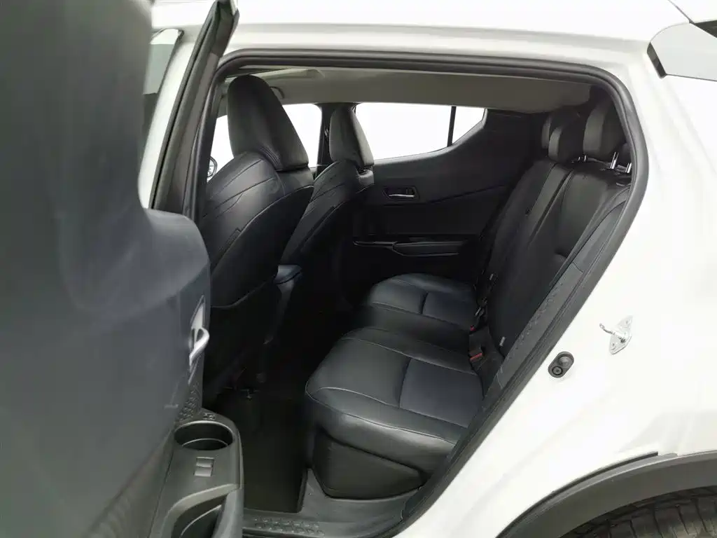 Toyota C-HR 2023 — фото 15