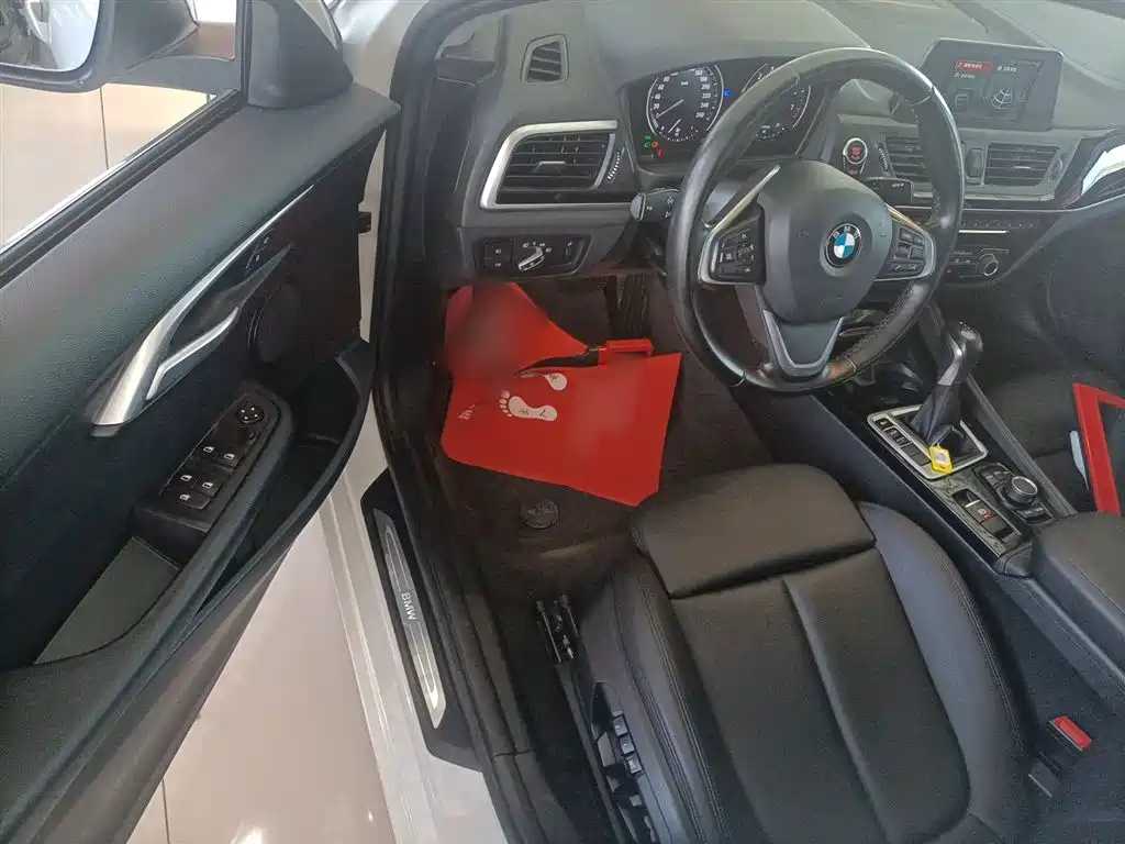 BMW 1 Series 2018 — фото 16