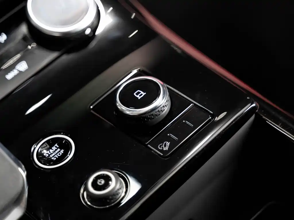 Land Rover Sport 2023 — фото 9