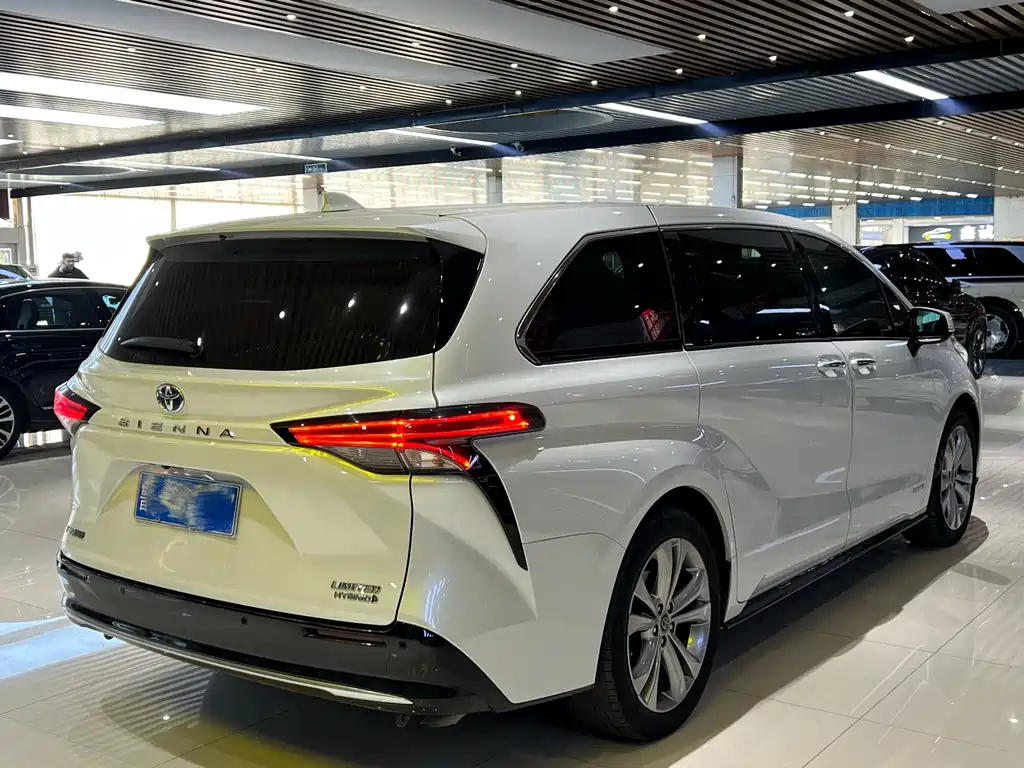 Toyota Sienna 2023 — фото 4