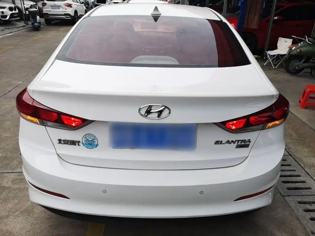 Hyundai Elantra 2018 — фото 6