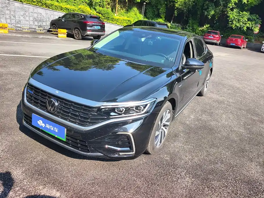 Volkswagen Passat PHEV 2023 — фото 1
