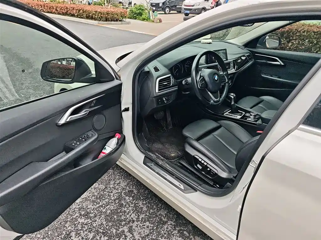 BMW 1 Series 2019 — фото 12