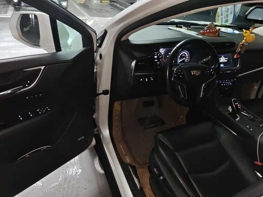 Cadillac XT5 2017 — фото 14