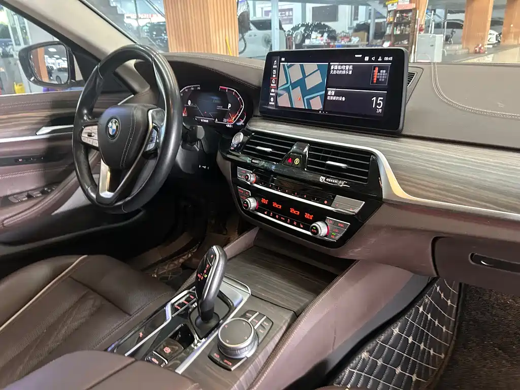 BMW 5 Series 2021 — фото 12