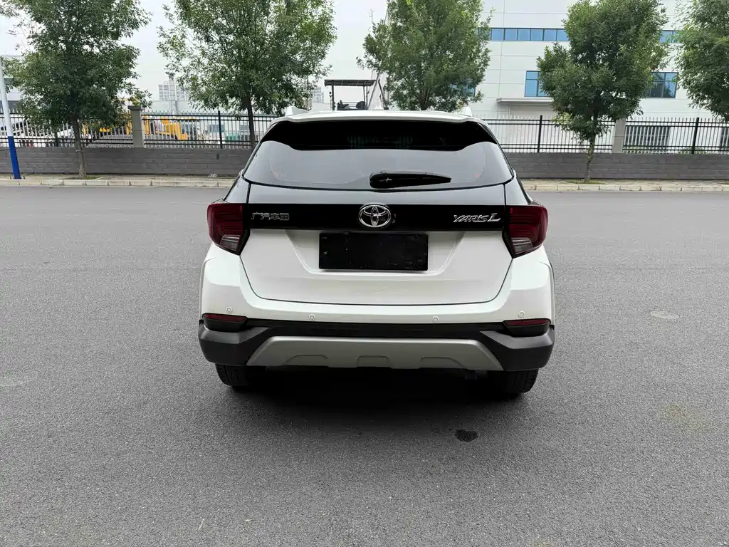 Toyota Yaris L 2023 — фото 9