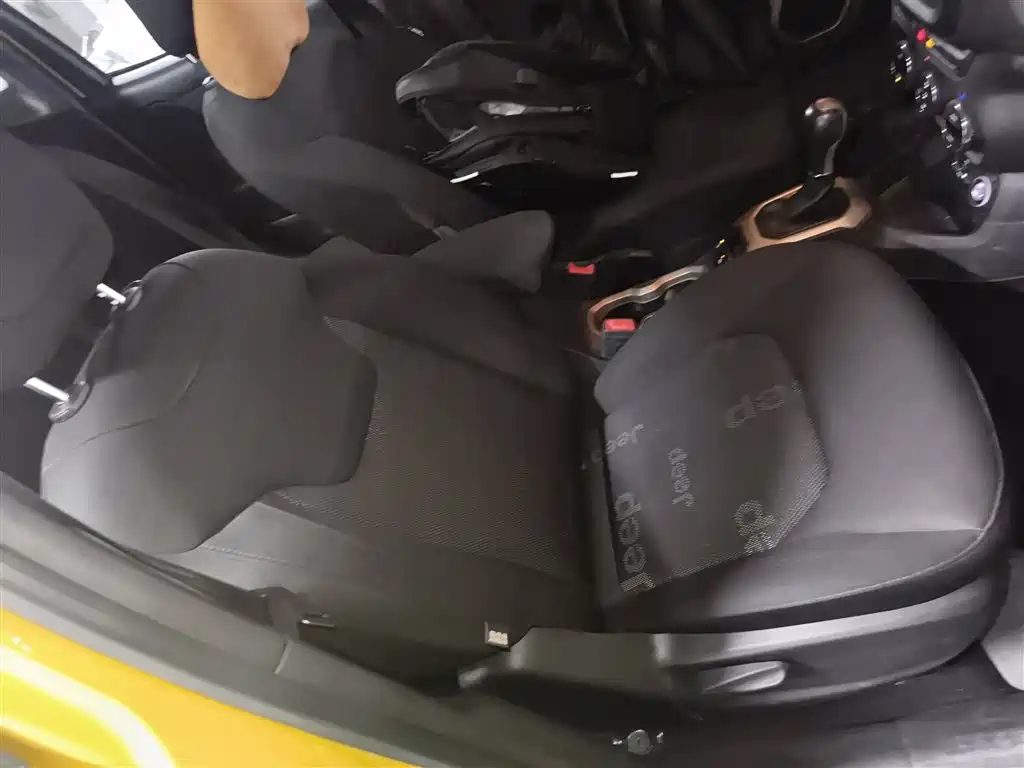 Jeep Renegade 2018 — фото 16