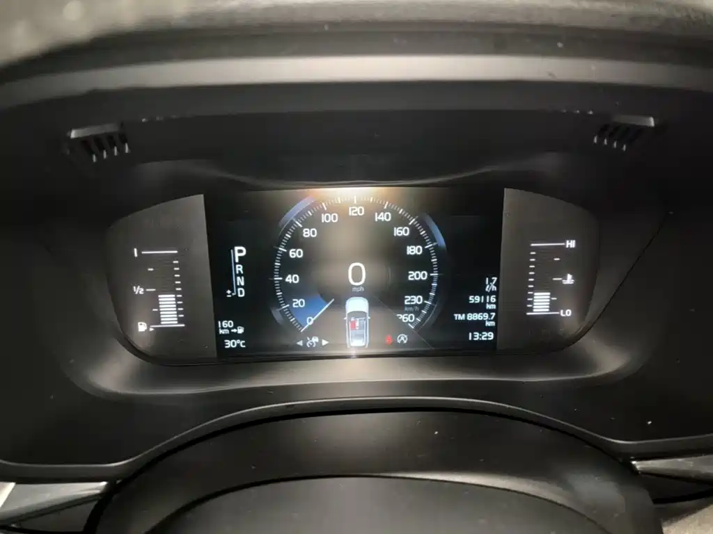Volvo XC60 2019 — фото 12