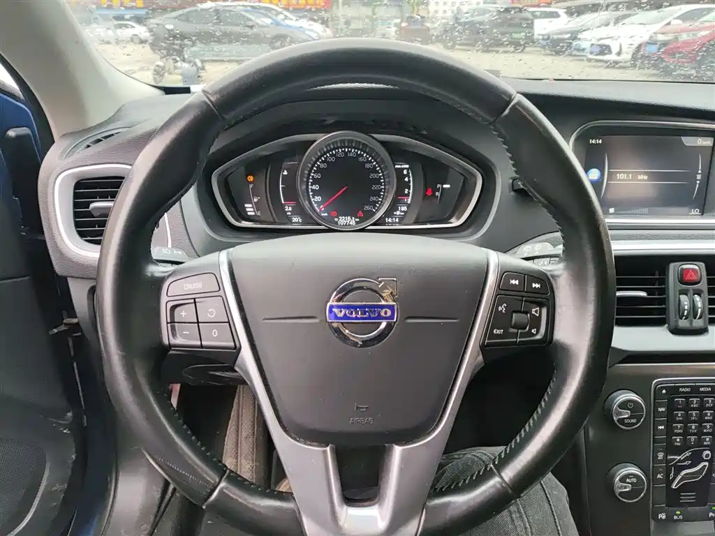 Volvo V40 2015 — фото 11