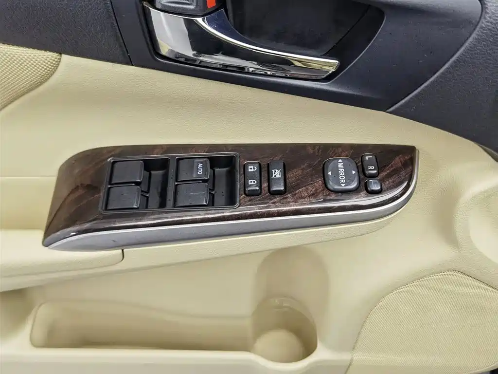 Toyota Camry 2015 — фото 9
