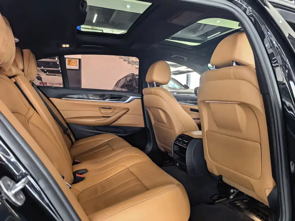 BMW 5 Series 2017 — фото 9