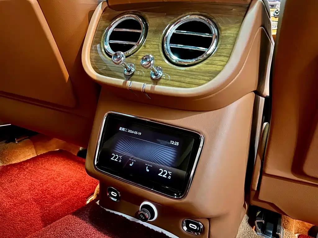Bentley Bentayga 2021 — фото 11