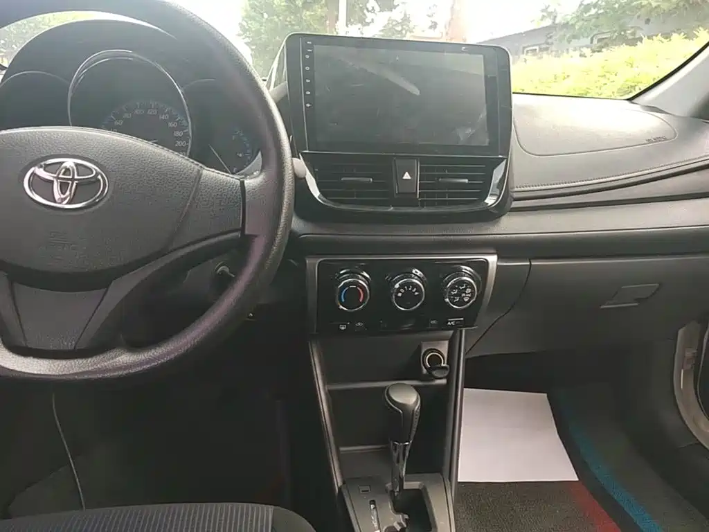 Toyota Yaris L 2017 — фото 13