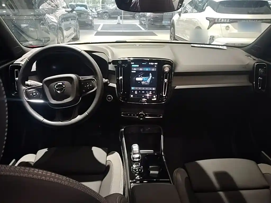 Volvo XC40 2023 — фото 10