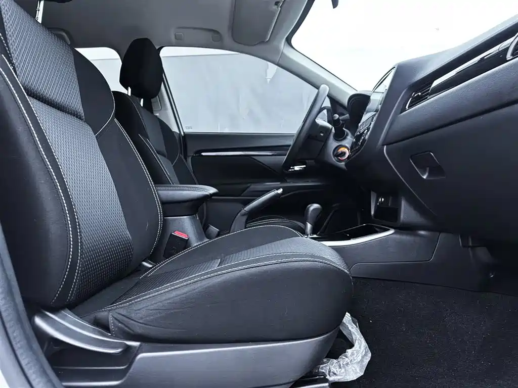 Mitsubishi Outlander 2022 — фото 17
