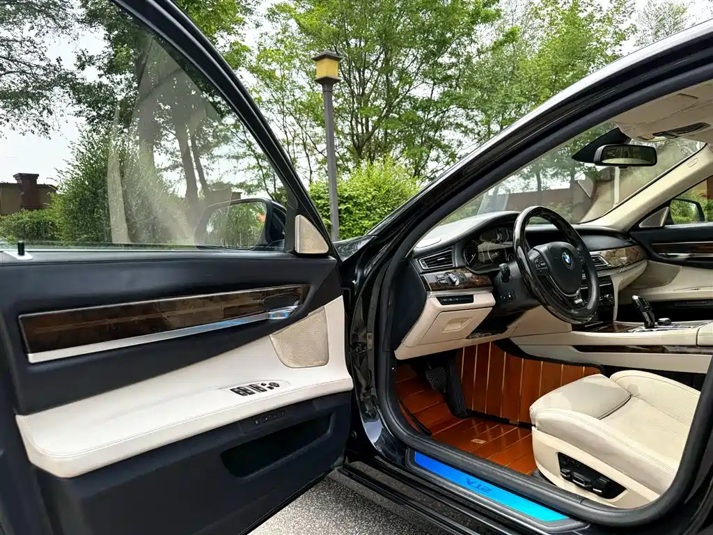BMW 7 Series 2012 — фото 9