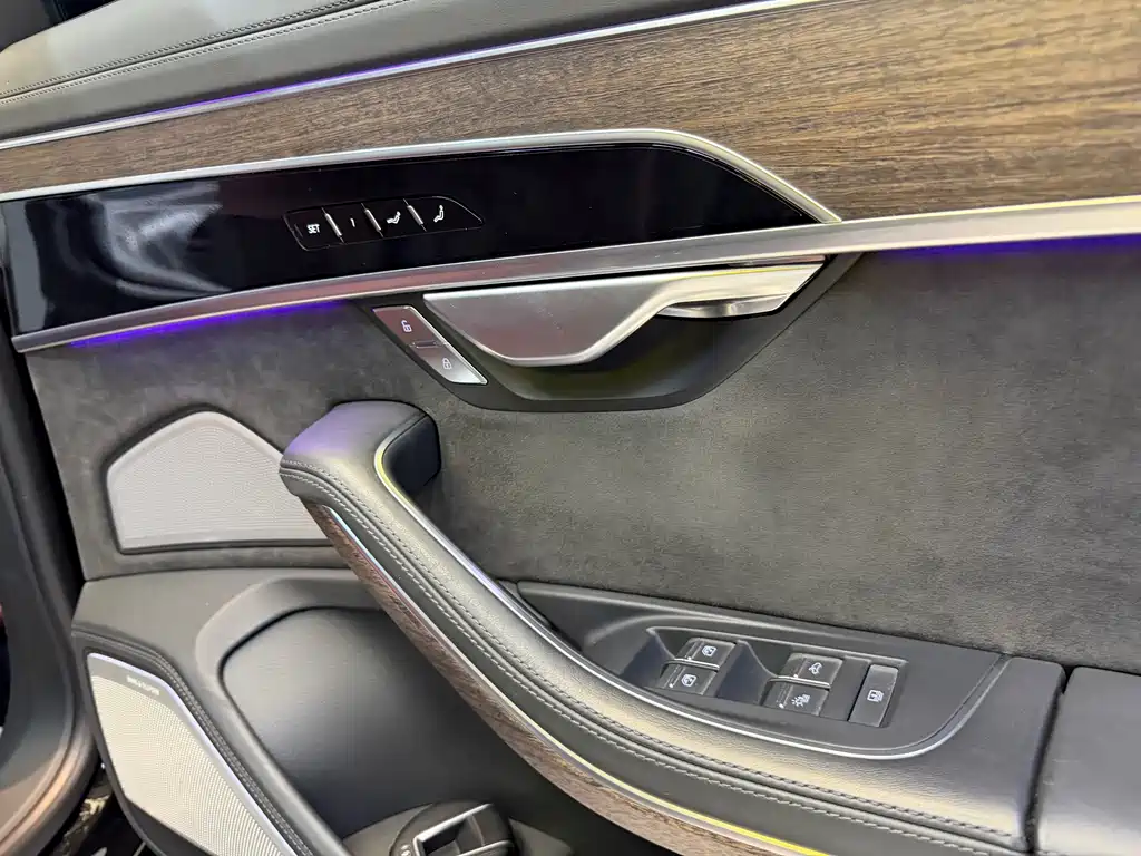 Audi A8 2022 — фото 25