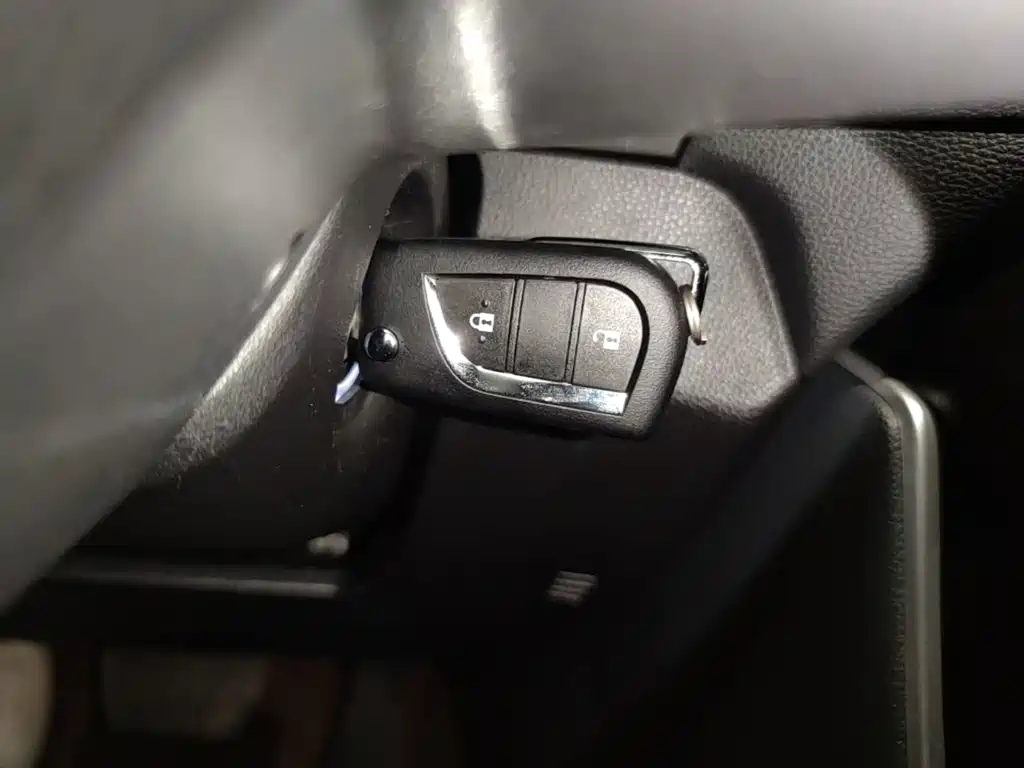Toyota RAV4 2025 — фото 17