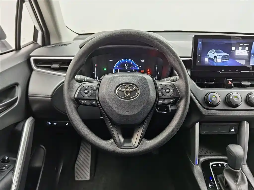 Toyota Corolla Cross 2023 — фото 11