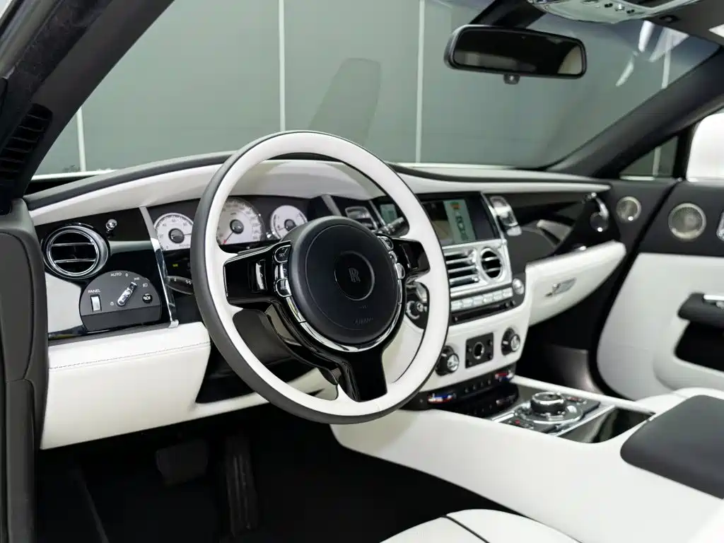 Rolls-Royce Phantom 2017 — фото 10
