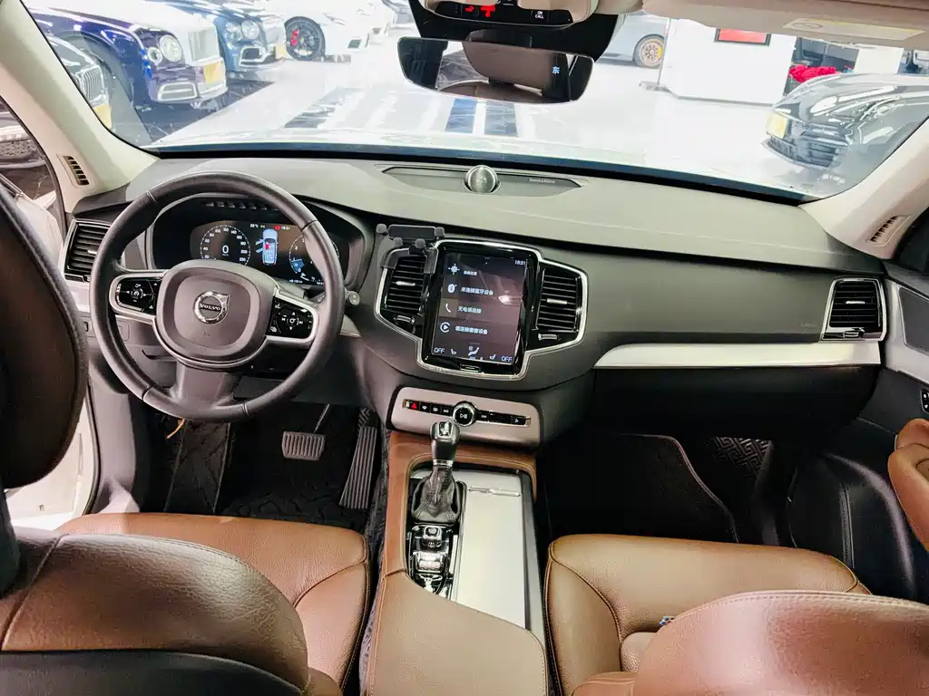 Volvo XC90 2018 — фото 9